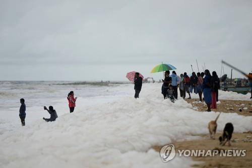 '오염 흰 거품' 속 뛰노는 아이들…인도 남부 해변 풍경 '아찔'