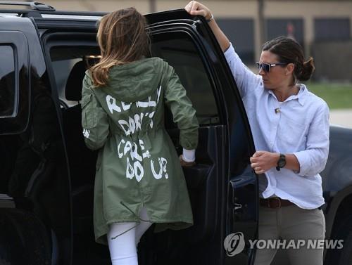 "옷으로 이야기하는 멜라니아"…美 영부인 전기 곧 발간