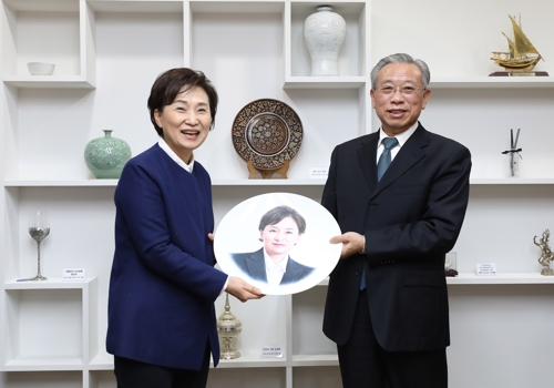 김현미 국토장관 "한중 육해공 복합운송 시범사업 내년 실시"