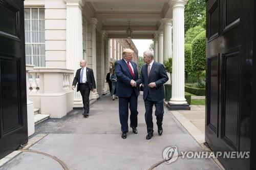 '성추문' 英왕자 "모른다"는 트럼프…함께 찍은 사진 우수수