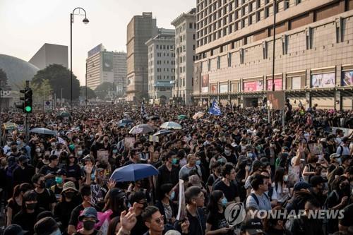 '홍콩시위 반년' 일요일 대규모 집회…시위동력 살리나