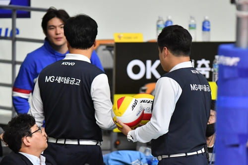 얼빠진 프로배구, 작년 공으로 플레이…경기 중 알아차려(종합2보)