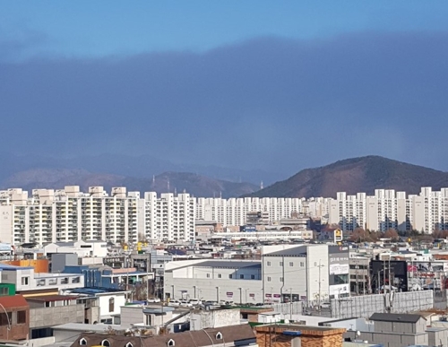 칠곡 팔레트 제조공장서 화재…인근 공장·산불 번져(종합)