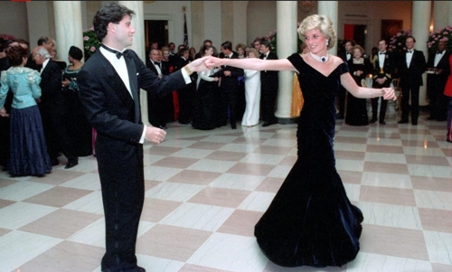 '트라볼타와 춤추는 다이애나' 드레스 4억2천만원에 팔려