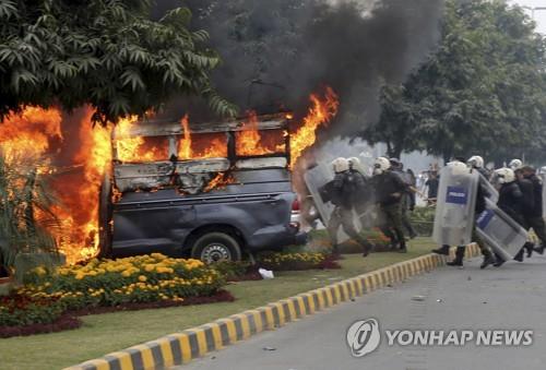 파키스탄 변호사 200명 병원서 난동…환자 세 명 사망