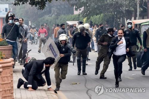 파키스탄 변호사 200명 병원서 난동…환자 세 명 사망