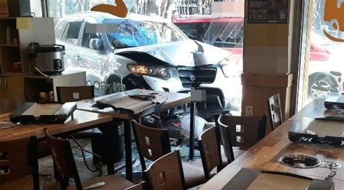 청주서 SUV 식당 돌진…인명 피해 없어