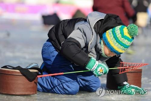 [#꿀잼여행] 수도권: 산 속에 넓디 넓은 청명 호수…LED 조명에 빛나다