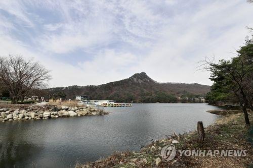 [#꿀잼여행] 수도권: 산 속에 넓디 넓은 청명 호수…LED 조명에 빛나다