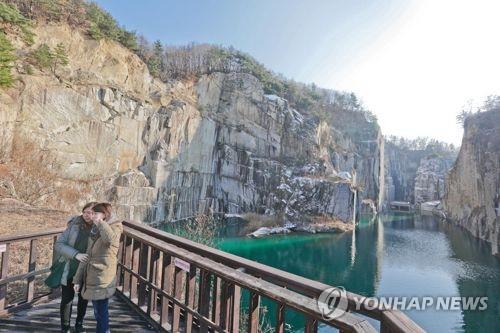 [#꿀잼여행] 수도권: 산 속에 넓디 넓은 청명 호수…LED 조명에 빛나다