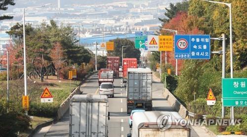 운수업체→화물차주 안전운임 1㎞당 컨테이너 2천33원