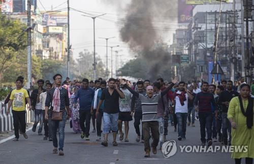 인도 '시민권법 개정 반대' 격렬시위…경찰 발포 2명 사망