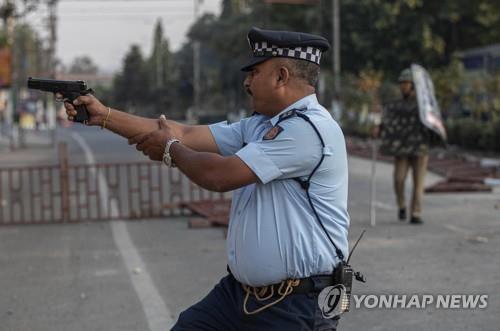 인도 '시민권법 개정 반대' 격렬시위…경찰 발포 2명 사망