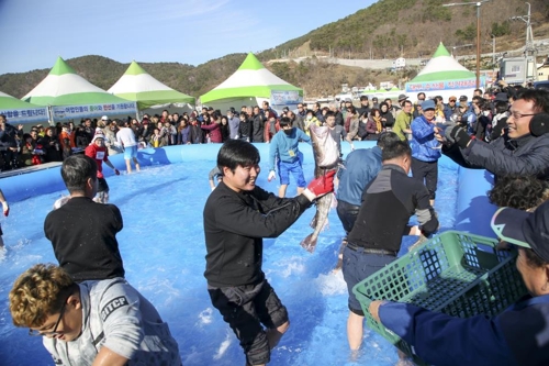 시원한 제철 대구로 녹이는 겨울…가덕도 대구 축제 개막