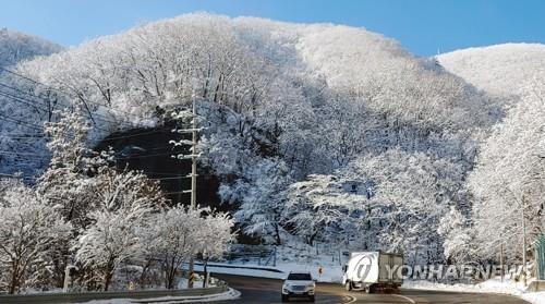 강원 산간에 눈…대관령 1.3㎝ 쌓여