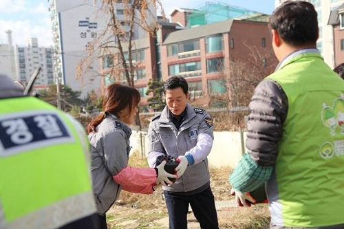 홀몸노인 따뜻한 겨울나기 돕는 '둔촌동 수호천사' 경찰관들