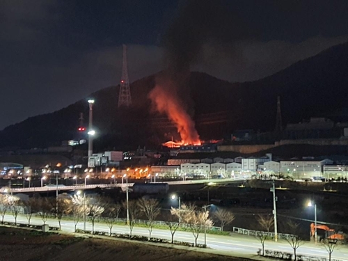 부산 폐기물 공장서 화재…조립식 건물 전소(종합)