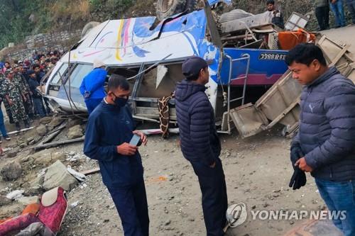 네팔 산길서 순례객 태운 버스 추락…"14명 사망·18명 부상"