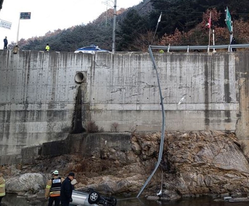 인제서 승용차가 가드레일 뚫고 15ｍ 추락…60대 운전자 숨져