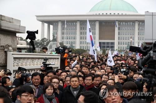 이번엔 국회 밖으로 나간 한국당…黃 "문희상 끌어내리겠다"(종합)