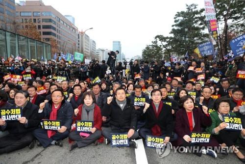 이번엔 국회 밖으로 나간 한국당…黃 "문희상 끌어내리겠다"(종합)