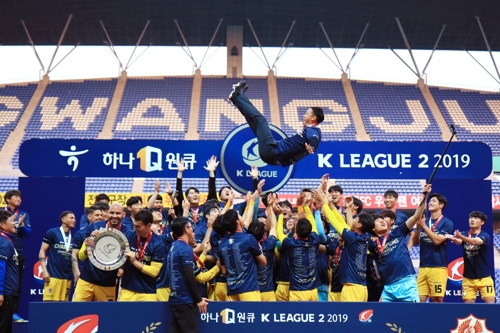 1부 승격 지휘한 박진섭 광주FC 감독 '2년 재계약'