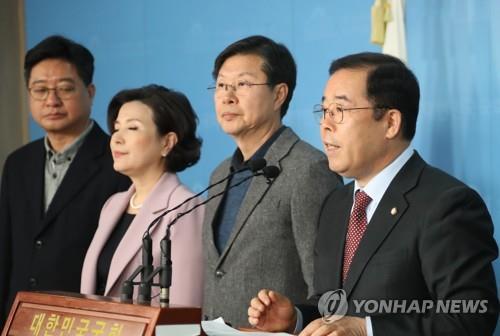 한국당 "편파보도 언론 삼진아웃제…경고 후 출입금지"