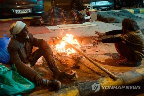 인도 북부 '영상 7도 강추위'에 일부 휴교령