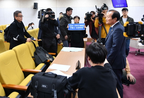 시민단체 구룡공원 예산삭감 항의…청주시의회 정회 소동