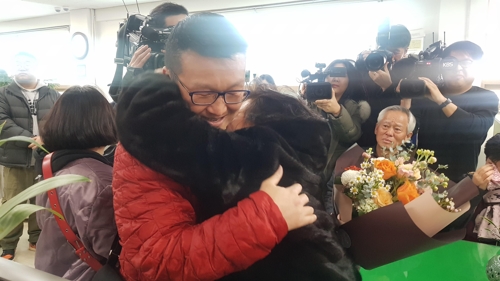 길 잃고 미국에 입양된 6살 아이 32년 만에 엄마 품에 안겼다