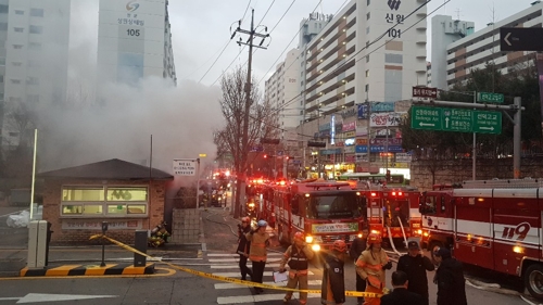 도봉구 아파트 상가 화재로 4명 병원 이송…"진화 중"