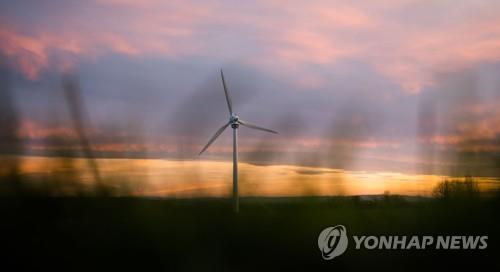 또 풍력발전에 음모론 제기한 트럼프…"매연 뿜어내고 암 유발"