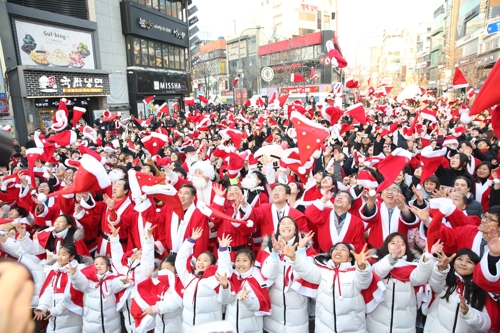 산타클로스로 변신한 장관들…신촌서 성탄선물 증정 행사(종합)