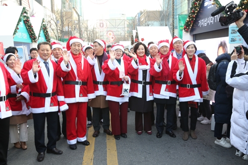 산타클로스로 변신한 장관들…신촌서 성탄선물 증정 행사(종합)