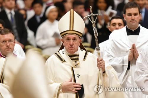 교황 "하느님은 최악의 모습까지 사랑"…성탄전야 미사 집전