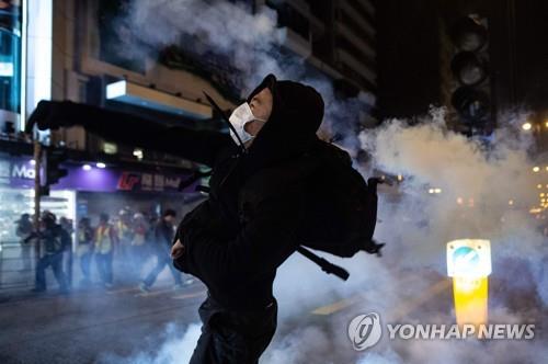 최루탄 연기 속에서 성탄절 맞은 홍콩…자정 미사·쇼핑 줄어
