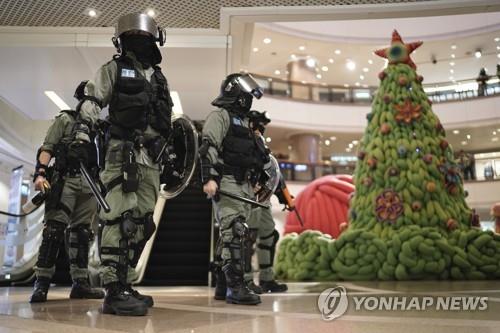 최루탄 연기 속에서 성탄절 맞은 홍콩…자정 미사·쇼핑 줄어