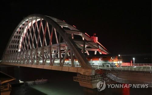 러 본토-크림반도 연결 철도, 여객열차 운행 시작