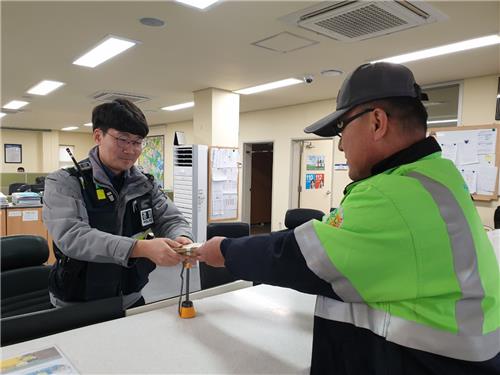 세종시 환경관리원, 버려진 장롱서 1천만원 주워 신고