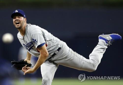 '경찰에 체포' 리치 힐 '폭력적으로 행동'…아내는 손가락 욕설