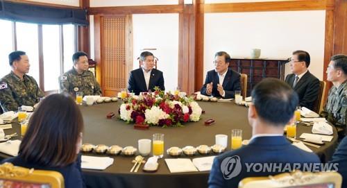 文대통령, 軍지휘부 초청오찬…"국민에 확고한 안보믿음 드려야"