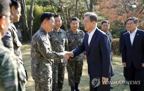 文대통령, 軍지휘부 초청오찬…"국민에 확고한 안보믿음 드려야"