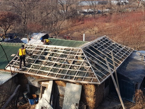 암투병 95세 참전용사, 세밑 낡은 집수리 지원받아