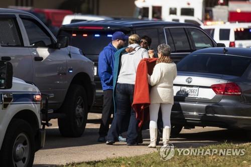 美텍사스 교회 총격범, 예배보던 군인 출신 보안요원에 사살돼