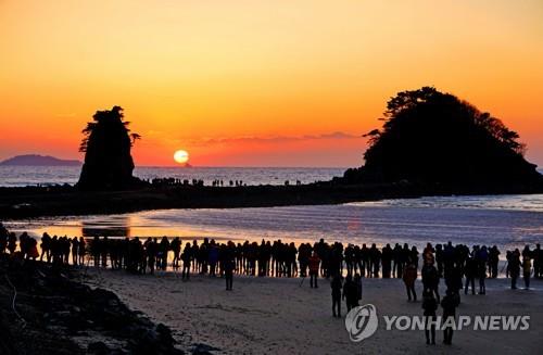 "아듀 2019"…세밑 한파에도 해넘이·해돋이 명소 후끈