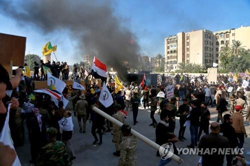 이라크 친이란 시위대 美 대사관 공격…트럼프 "모두 이란 책임"