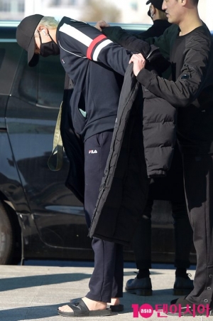 [TEN PHOTO]RM &#39;한겨울 맨발…춥다 추워&#39;