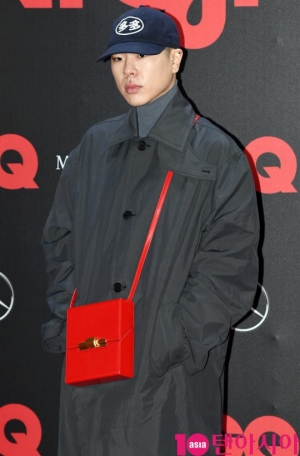 [TEN PHOTO]오혁 &#39;빨간가방이 포인트&#39;