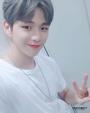 강다니엘 생일, 밝은 미소+브이... &#34;수많은 사람들이 응원하고 있어&#34;