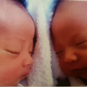 이영애, 쌍둥이 어린시절 사진 공개 “누가 아들이고 딸일까요”